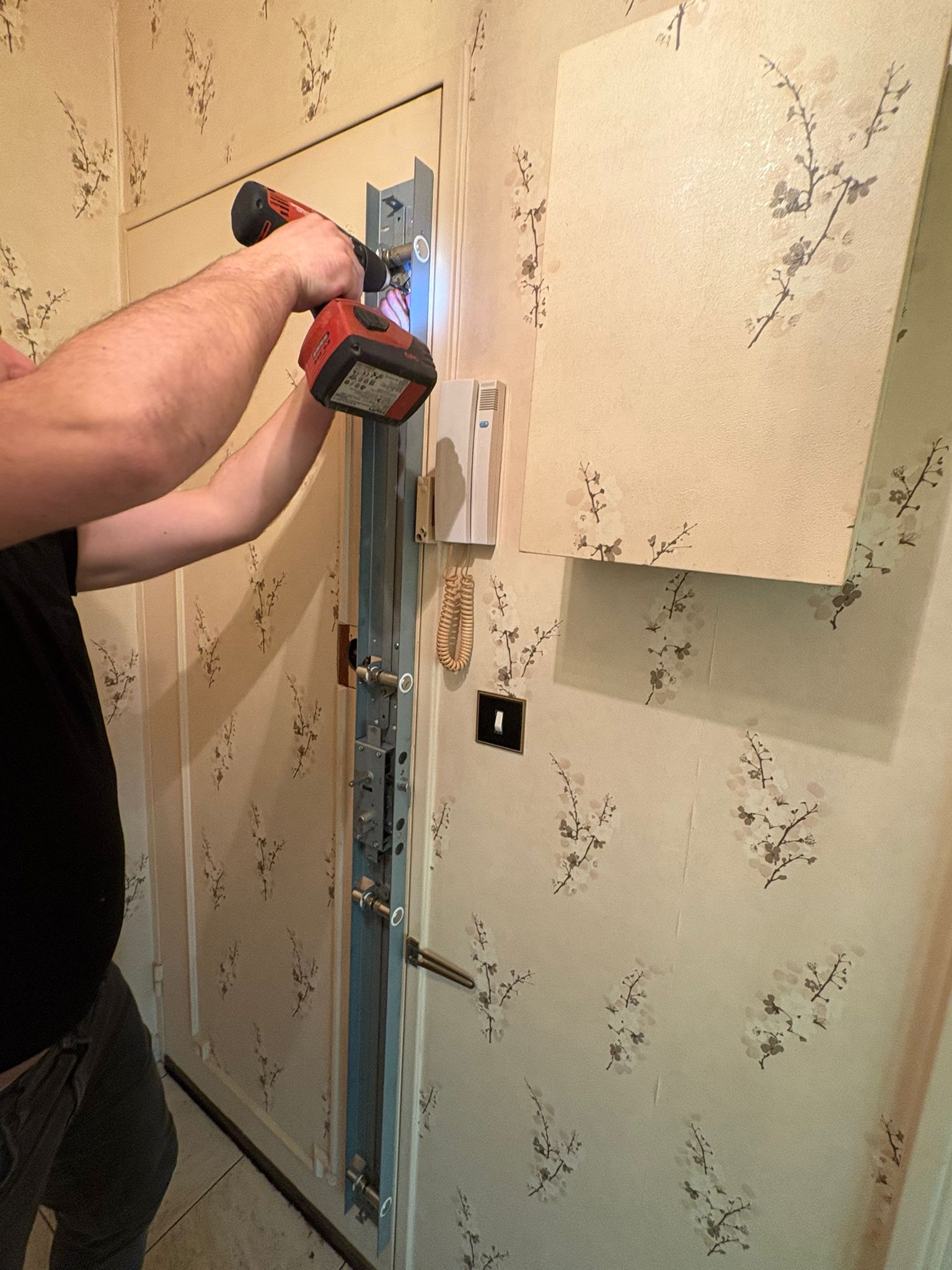 Installation serrure carénée en cours